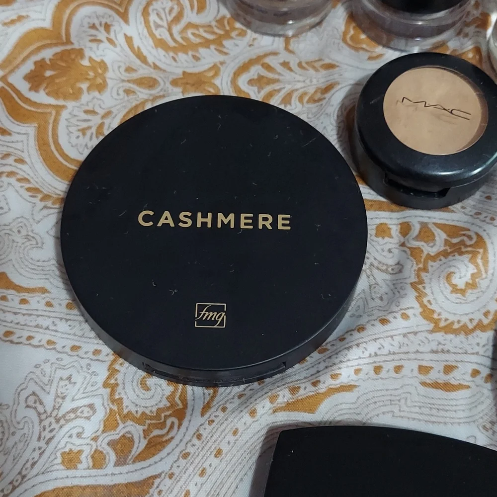 Lot of makeup - Picture 7 of 14